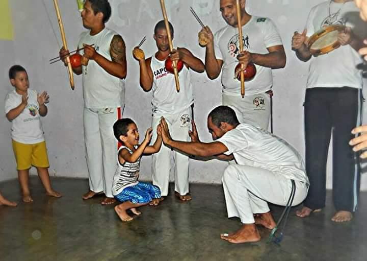 Mouvements de capoeira en groupe