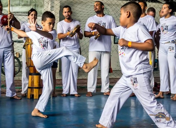 Enfants pratiquant la capoeira